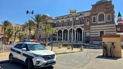 عناصر الشرطة خارج مقر البنك المركزي الليبي في طرابلس في 27 أغسطس 2024.