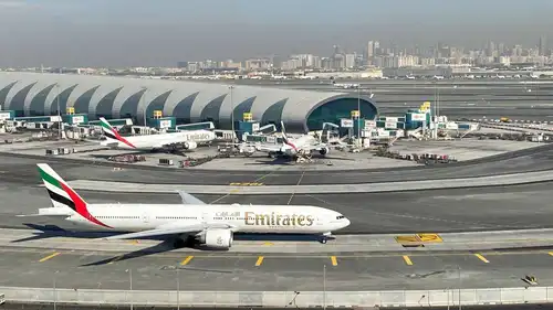 طائرات تابعة لشركة «طيران الإمارات» على أرض مطار دبي الدولي، الإمارات العربية المتحدة، 13 يناير 2021