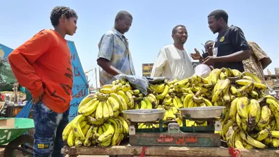 يتبضعون من أحد الأسواق الشعبية في العاصمة السودانية الخرطوم يوم  19 مايو 2023