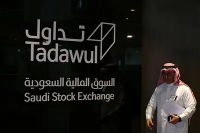 مستثمر يهم بدخول مقر "السوق المالية السعودية" في الرياض   