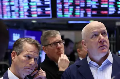 متداولون يعملون في قاعة التداول في بورصة نيويورك (NYSE) يوم 27 يناير 2023