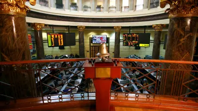 متعاملون داخل قاعة بورصة الأوراق المالية في العاصمة المصرية القاهرة يوم 13 فبراير 2018.