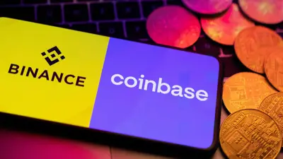 هاتف ذكي يحمل شعارات بينانس وكوين بيس وعملات مشفرة، 8 يونيو 2023