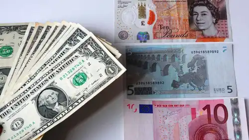 أوراق نقدية من الدولار، واليورو، والجنيه الإسترليني، في 31 أغسطس 2025