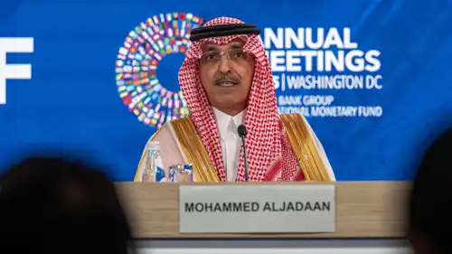 وزير المالية السعودي، محمد الجدعان، يتحدث في مؤتمر صحفي خلال الاجتماعات السنوية لصندوق النقد الدولي والبنك الدولي في مقر صندوق النقد الدولي في واشنطن العاصمة، في 17 أكتوبر 2025