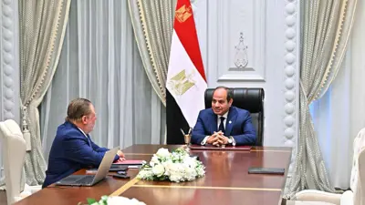 خلال اجتماع الرئيس المصري عبد الفتاح السيسي مع محافظ البنك المركزي المصري حسن عبدالله
