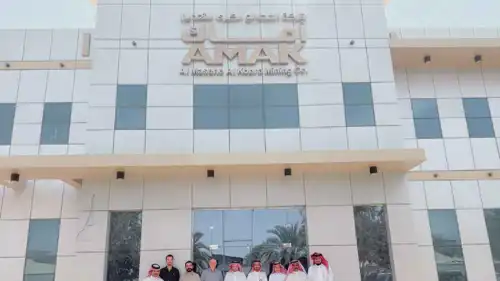 من أمام مبني شركة المصانع الكبرى للتعدين أماك خلال زيارة وفد من جامعة نجران يوم 24 أبريل 2025.