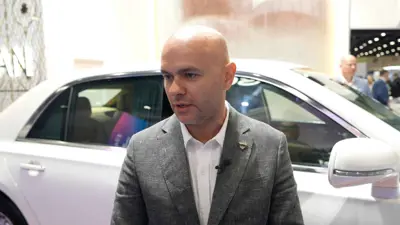 أنتون زوشيتسين رئيس تطوير الأعمال والمبيعات في دول مجلس التعاون الخليجي في شركة «أوروس» على هامش قمة AIM للاستثمار، أوظبي، الإمارات، 8 أبريل 2025.
