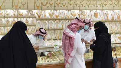 سعوديون يتسوقون في محل مجوهرات بسوق طيبة للذهب بالعاصمة السعودية الرياض، في 29 يونيو 2020.