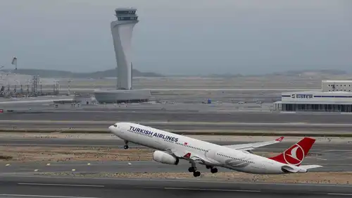 طائرة من طراز «إيرباص A330-300» تابعة للخطوط الجوية التركية تقلع من مطار إسطنبول، 6 أبريل 2019. 