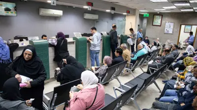 متعاملون داخل أحد فروع البنك الأهلي في العاصمة المصرية القاهرة، يوم 3 أبريل 2023