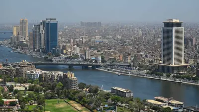 منظر عام لمبانٍ سكنية وتجارية في العاصمة المصرية، في لقطة مأخوِذة من برج القاهرة بالزمالك يوم 21 أبريل 2024