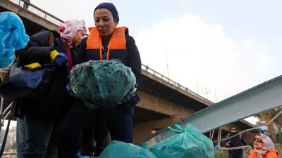 ياسمين فؤاد، وزيرة البيئة المصرية، خلال حملة لتنظيف نهر النيل في القاهرة - 10 فبراير 2019
