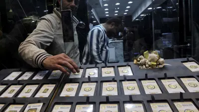 بائع يرتب سبائك وعملات داخل أحد متاجر الذهب في العاصمة المصرية القاهرة، يوم 12 يناير 2024.