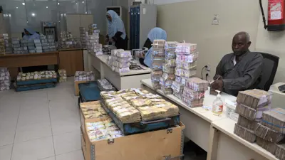 موظفون يقومون بفرز الأوراق النقدية في مقر البنك المركزي السوداني بمدينة بورتسودان، السودان، في 23 يوليو 2023