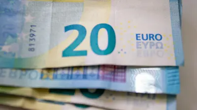 أوراق نقدية من فئة 20 يورو في لشبونة، البرتغال، في 4 أبريل 2025