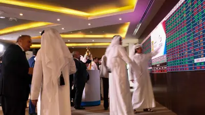 متعاملون داخل بورصة قطر في العاصمة الدوحة، 23 أغسطس 2023.