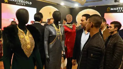 يشاهدون المجوهرات خلال المعرض الدولي للذهب والمجوهرات «نيبو» في العاصمة المصرية القاهرة يوم 20 فبراير 2022