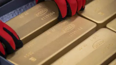 موظف يضع سبائك من الذهب في مصنع للمعادن الثمينة بمدينة كراسنويارسك السيبيرية - روسيا يوم 23 مايو 2024