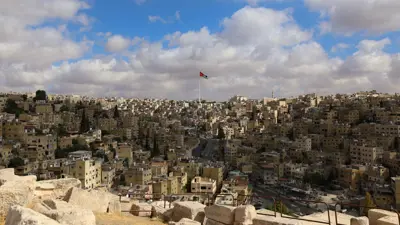علم الأردن يرفرف فوق العاصمة عمّان يوم 11 سبتمبر 2021