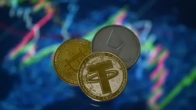 شعارات العملات المشفرة، بيتكوين، إيثيريوم، وثيذر.