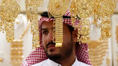 رجل يتفحّص المعروضات داخل أحد متاجر الذهب في السعودية، يوم 28 سبتمبر 2016.  