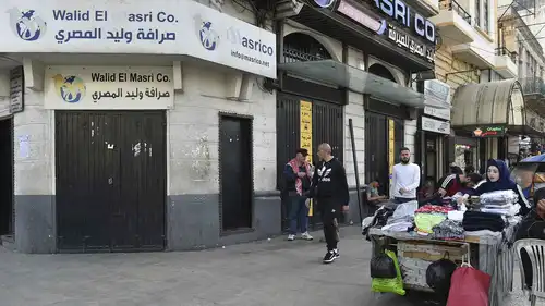 لبنانية تدفع عربة تعرض عليها ملابس للبيع في شوارع بيروت - 4 أبريل 2022