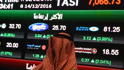 مستثمر سعودي يراقب البورصة في سوق الأسهم السعودية (تداول) في العاصمة الرياض يوم في 14 ديسمبر 2016.  