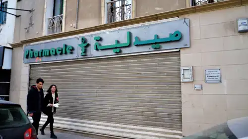 صيدلية في شارع الحبيب بورقيبة وسط العاصمة تونس، بتاريخ 7 ديسمبر 2022.