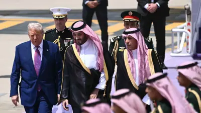 الأمير محمد بن سلمان ولي العهد السعودي يستقبل الرئيس الأميركي دونالد ترامب في مطار الملك خالد الدولي بالعاصمة السعودية الرياض، يوم 13 مايو 2025