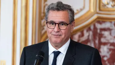 رئيس الوزراء المغربي عزيز أخنوش خلال اجتماعه مع رئيس الوزراء الفرنسي في فندق ماتينيون في باريس، في 22 فبراير 2025