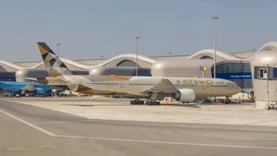 طائرة «بوينغ 777-300ER» لشركة «للاتحاد للطيران» أمام المبني A  الجديد بمطار زايد الدولي في العاصمة الإماراتية أبوظبي يوم 10 ديسمبر 2023.