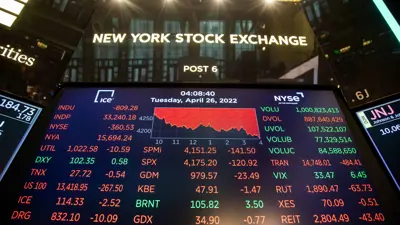 تُظهر شاشة إلكترونية بيانات سوق الأسهم في بورصة نيويورك للأوراق المالية بمدينة نيويورك، الولايات المتحدة، بتاريخ 26 أبريل 2022.