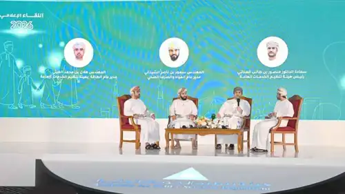 صورة تذكارية خلال اللقاء الإعلامي السنوي لهيئة تنظيم الخدمات العامة في عُمان يوم 31 مارس 2026.