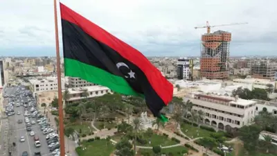 العلم الليبي يلوح وسط مدينة مصراتة في ليبيا يوم 21 ديسمبر 2022.