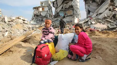 يحاول الفلسطينيون البقاء على قيد الحياة في الخيام التي نصبوها بين أنقاض منازلهم المهدمة في ظل الدمار الهائل الذي لحق بها جراء الحرب - يناير 2025