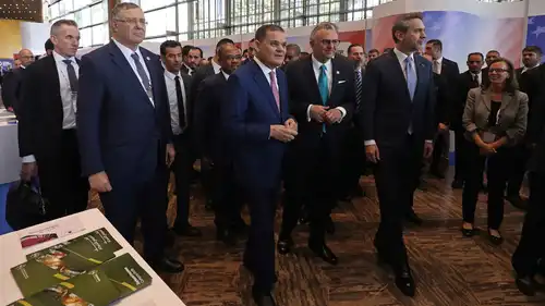 رئيس حكومة الوحدة الوطنية في ليبيا عبد الحميد الدبيبة (وسط) في اليوم الافتتاحي لقمة ليبيا للطاقة والاقتصاد في طرابلس - 24 يناير 2026