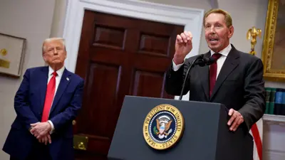 الرئيس الأميركي دونالد ترامب يتابع حديثاً للمؤسس المشارك والرئيس التنفيذي لشركة «أوراكل» لاري إليسون في البيت الأبيض، واشنطن، الولايات المتحدة، يوم 21 يناير 2025.