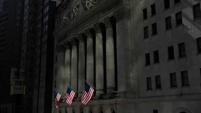 العلم الأميركي على واجهة بورصة نيويورك (NYSE) بعد ظهر يوم الخميس 22 مارس 2018