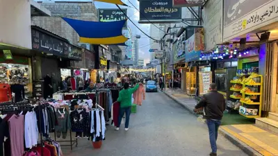  منظر لمتاجر التسوق في أحد شوارع إربد، الأردن - 10 مارس 2024