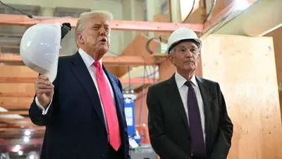 الرئيس الأميركي دونالد ترامب يتحدث مع رئيس مجلس الاحتياطي الفيدرالي جيروم باول خلال زيارته للمقر في واشنطن العاصمة يوم 24 يوليو 2025