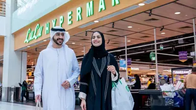 متسوقان أمام متجر تابع لـ«لولو للتجزئة» 