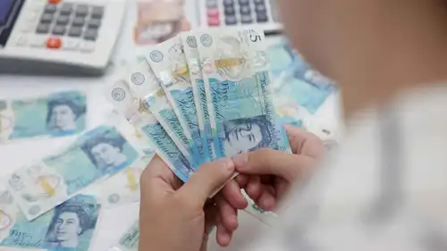 أوراق نقدية من الجنيه الإسترليني في هذه الصورة التوضيحية الملتقطة في 30 مايو 2022. 