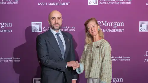 الرئيس التنفيذي لجهاز قطر للاستثمار محمد السويدي يصافح الرئيس التنفيذي لشركة جي بي مورغان لإدارة الأصول ماري كالهان إيردوس، خلال إطلاق شراكة استراتيجية، يوم 21 سبتمبر 2026. 