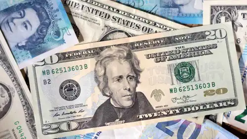 صورة توضيحية تظهر أوراقاً نقدية من الدولار واليورو والجنيه الإسترليني، تم التقاطها في 4 مايو 2025.