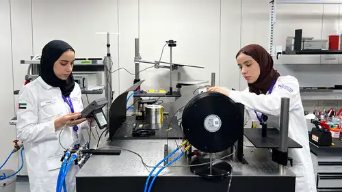 باحثون أثناء عملهم في أحد المختبرات التابعة لمعهد الابتكار التكنولوجي (TII).