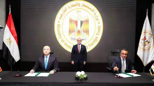 خلال توقيع مذكرة التفاهم بين مجموعة منصور المصرية وشركة تيانينغ الصينية في العاصمة المصرية القاهرة، يوم 2 سبتمبر 2026.