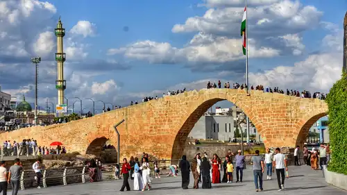 أشخاص يزورون جسر دلال، الواقع في إقليم كردستان العراق، وممشى نهر دجلة، بمحافظة دهوك، العراق، في 29 مايو 2026.