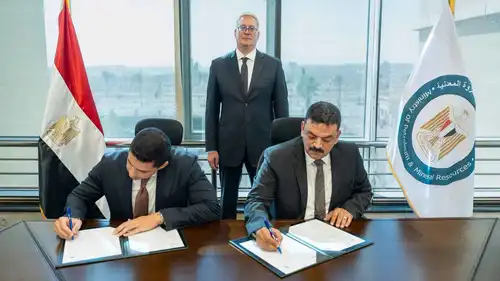 جانب من توقيع مذكرة تفاهم بين هيئة الثروة المعدنية والصناعات التعدينية وشركة «جينيسيس» المصرية للتعدين، لتنفيذ مشروع لاستغلال الفوسفات في محافظة الوادي الجديد في مصر