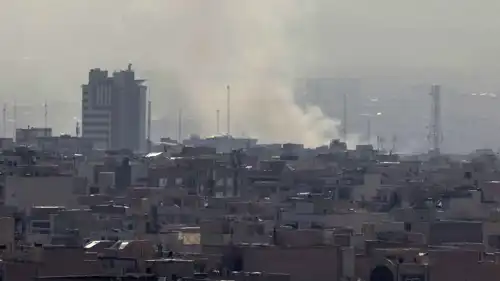 دخان متصاعد عقب انفجار ناجم عن شن إسرائيل ضربة استباقية على طهران، إيران، يوم 28 فبراير 2026.